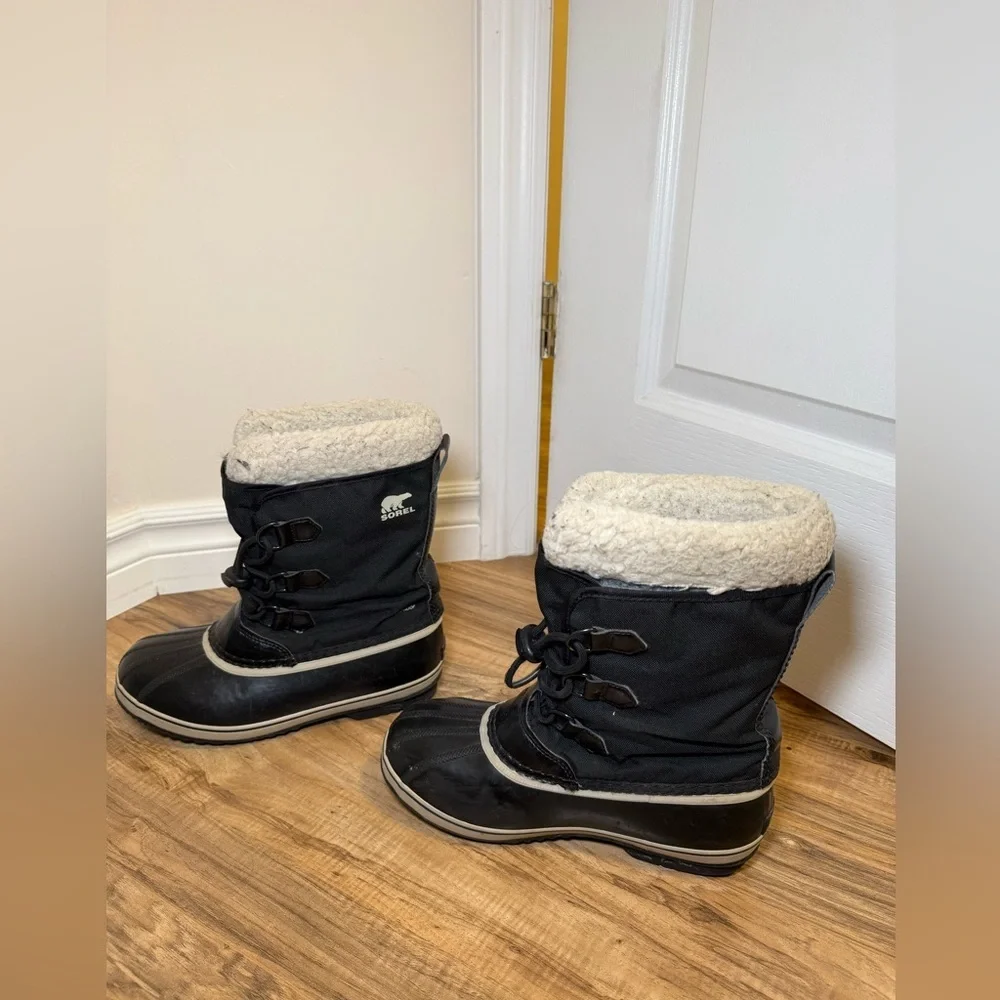 Sorel - Women’s Black and White Warm Cozy Faux Fur Winter Boots in Size EUR 38 - Picture 4 of 6